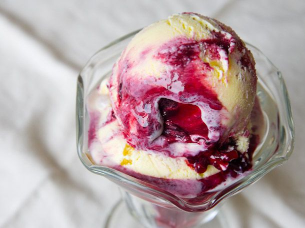 7. Blackberry Ice Cream Swirl (5 min)  
Ingredients  
Vanilla ice cream  
Warm blackberry compote  

How to Make  
Swirl warm blackberry compote into vanilla ice cream just before serving. The combination of cold creaminess and warm berry sauce makes this one of the most indulgent frozen blackberry recipes.
